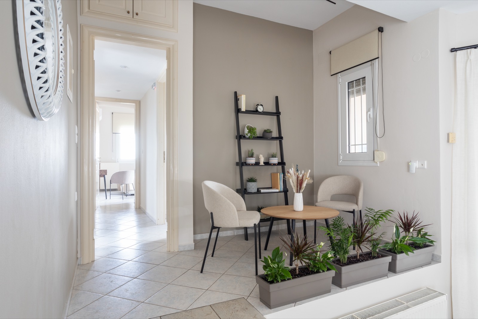 Entrance hall with a reading corner