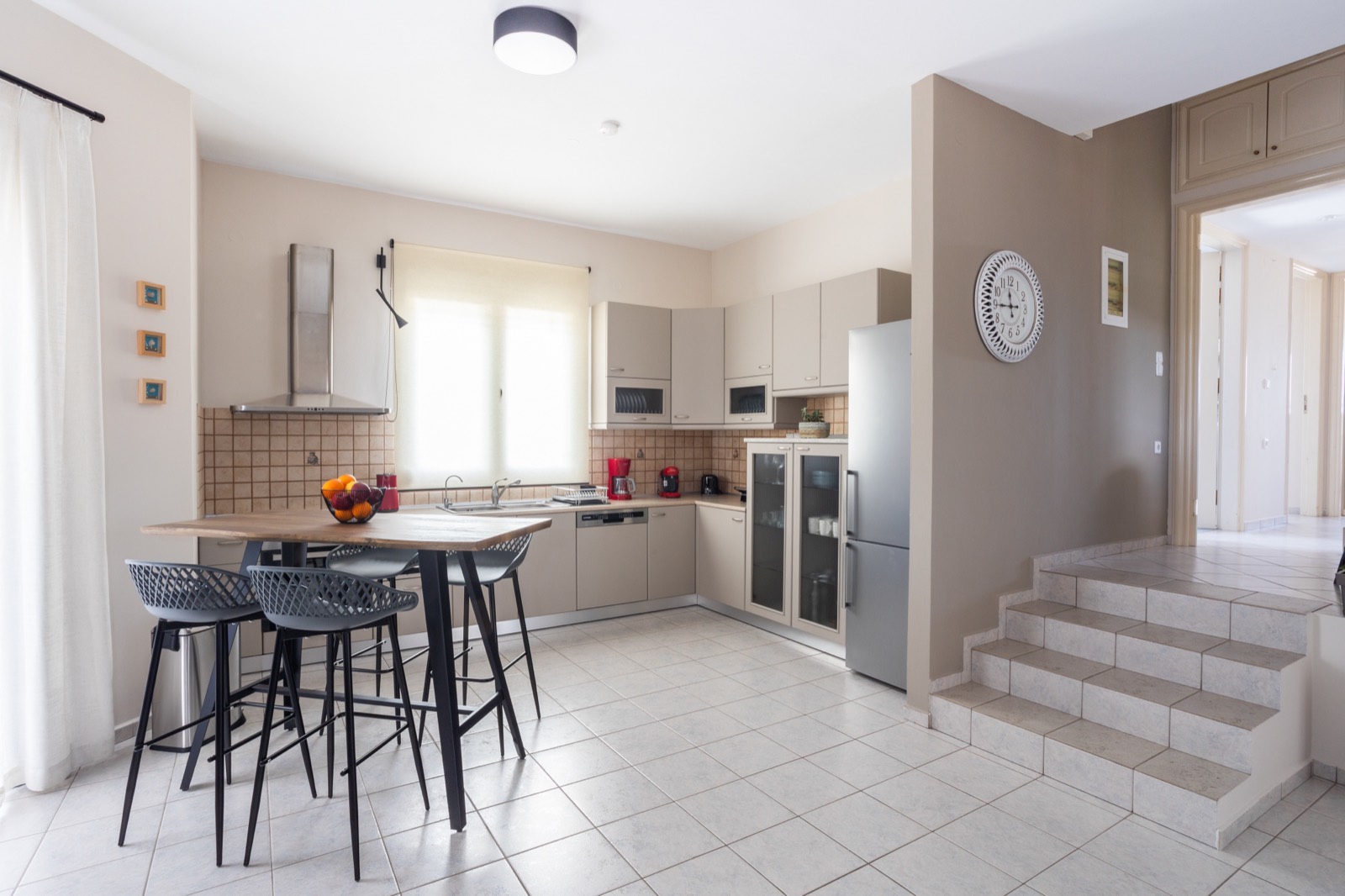 Kitchen with breakfast bar
