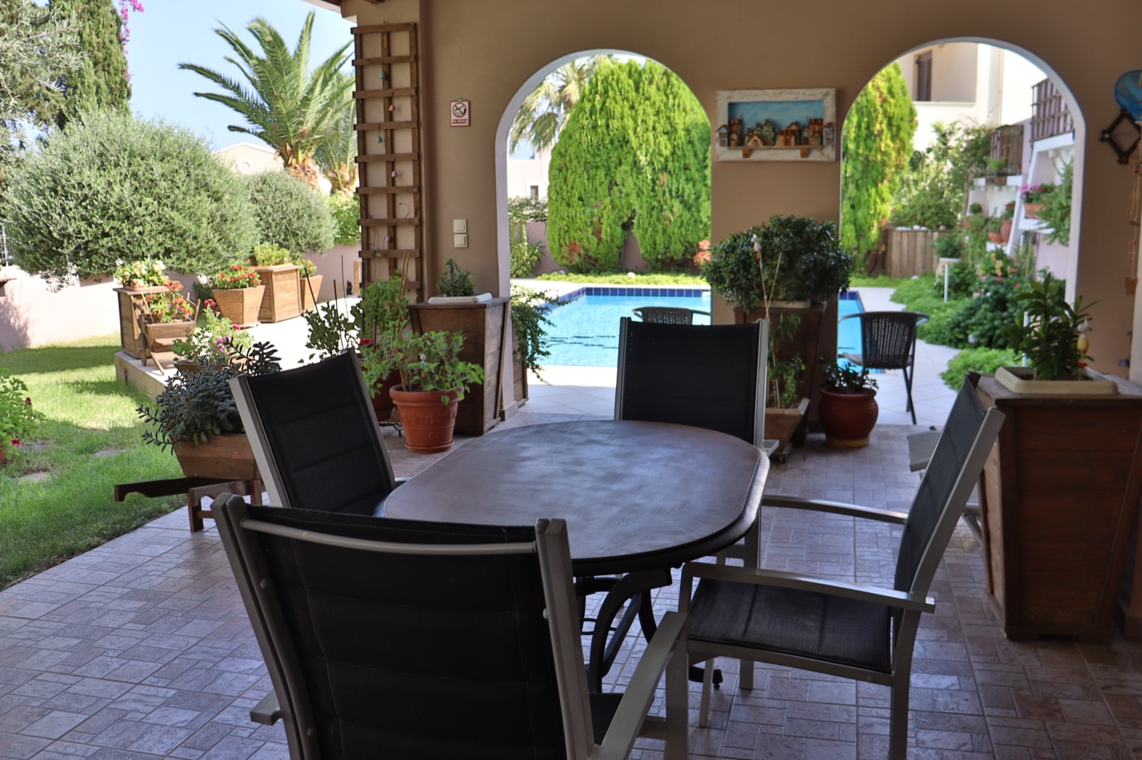 Covered terrace with dining table